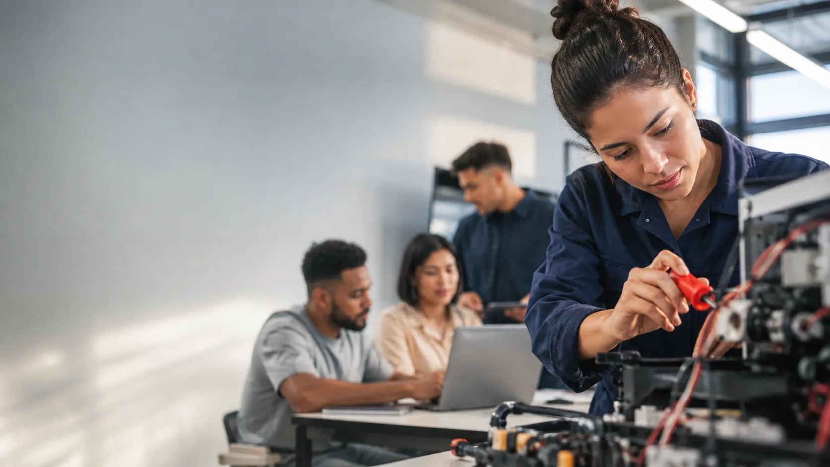 Estudantes em ambiente de qualificação profissional técnica
